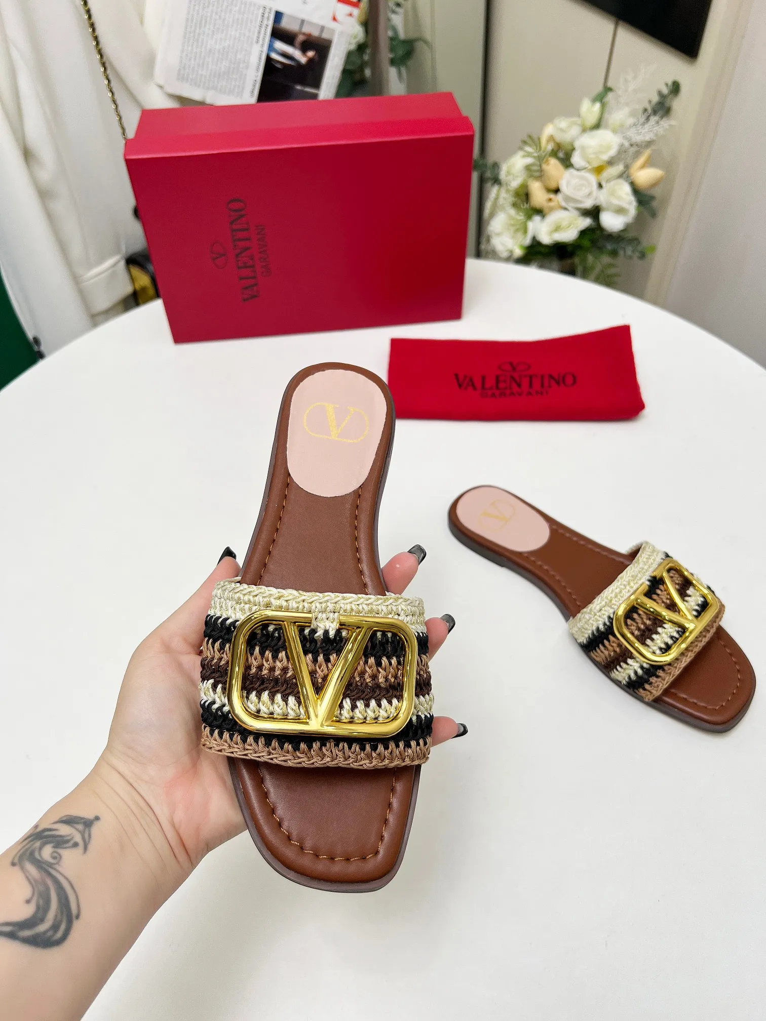 👟👟Ex-factory price 440👟👟 Genuine leather sole +30 🆕 Valentino👑👑 Latest series with perfect hand-woven details. A very eye-catching catwalk series launched [strong][strong] Code number: 35 to 43 (genuine leather sole +30)